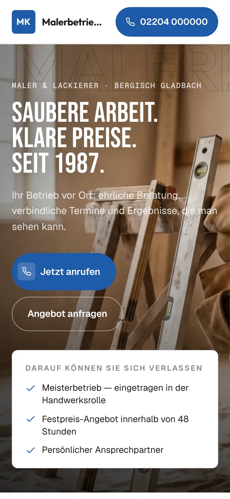 Dieselbe Website auf dem Handy — lesbar ohne Zoomen, Anruf-Knopf immer erreichbar